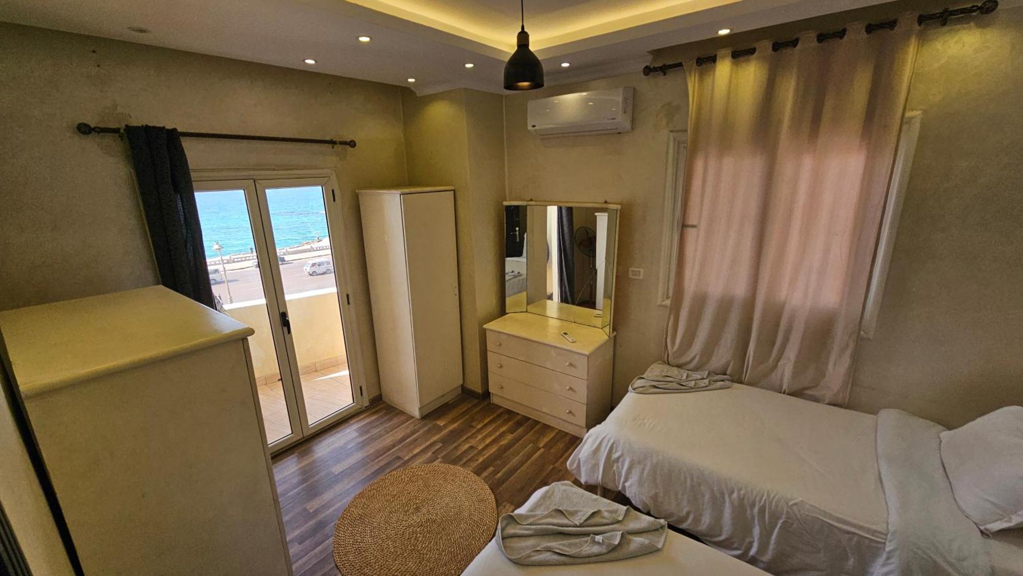 Simple Sea View - Families Only Apartament